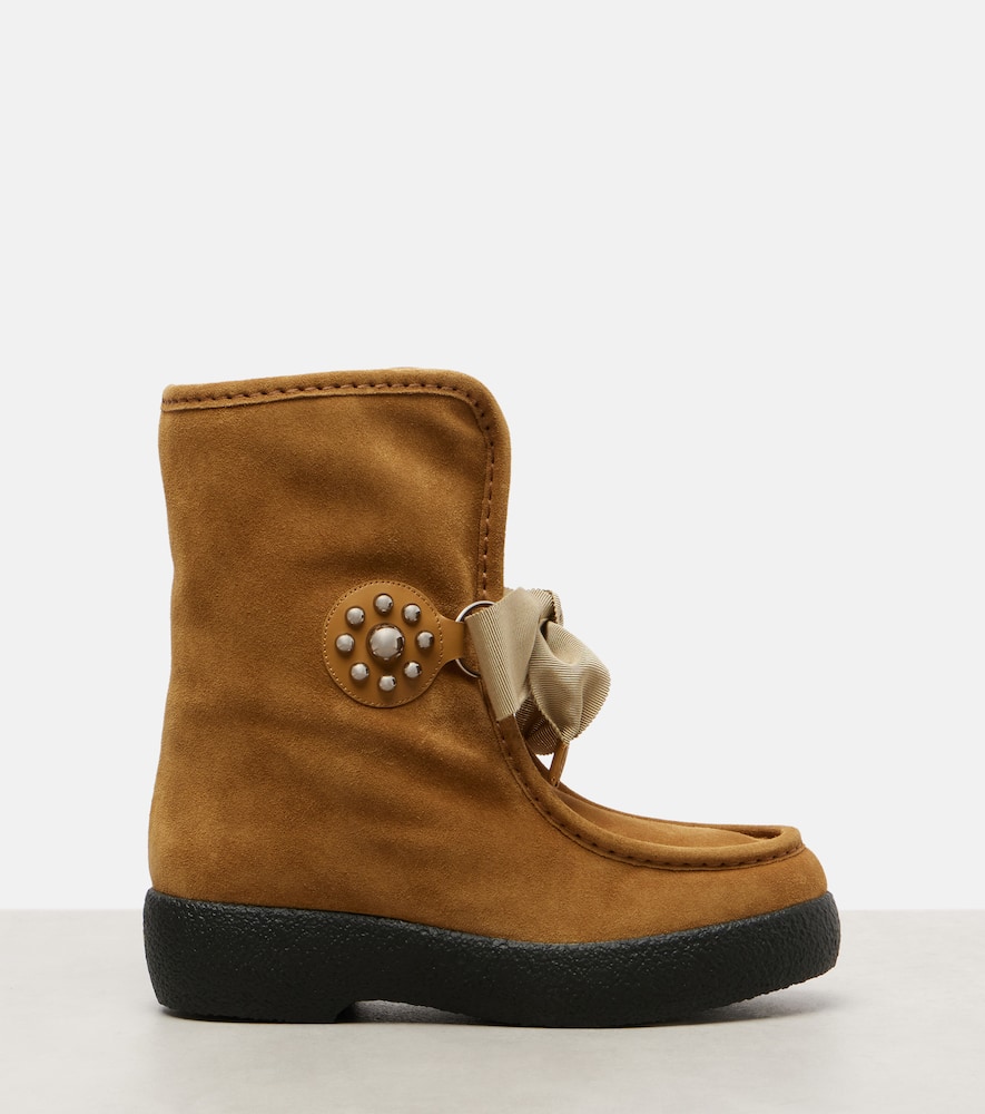 Snowish suede ankle boots