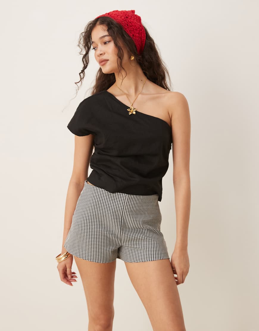 Mid rise tailored shorts in black gingham-White
