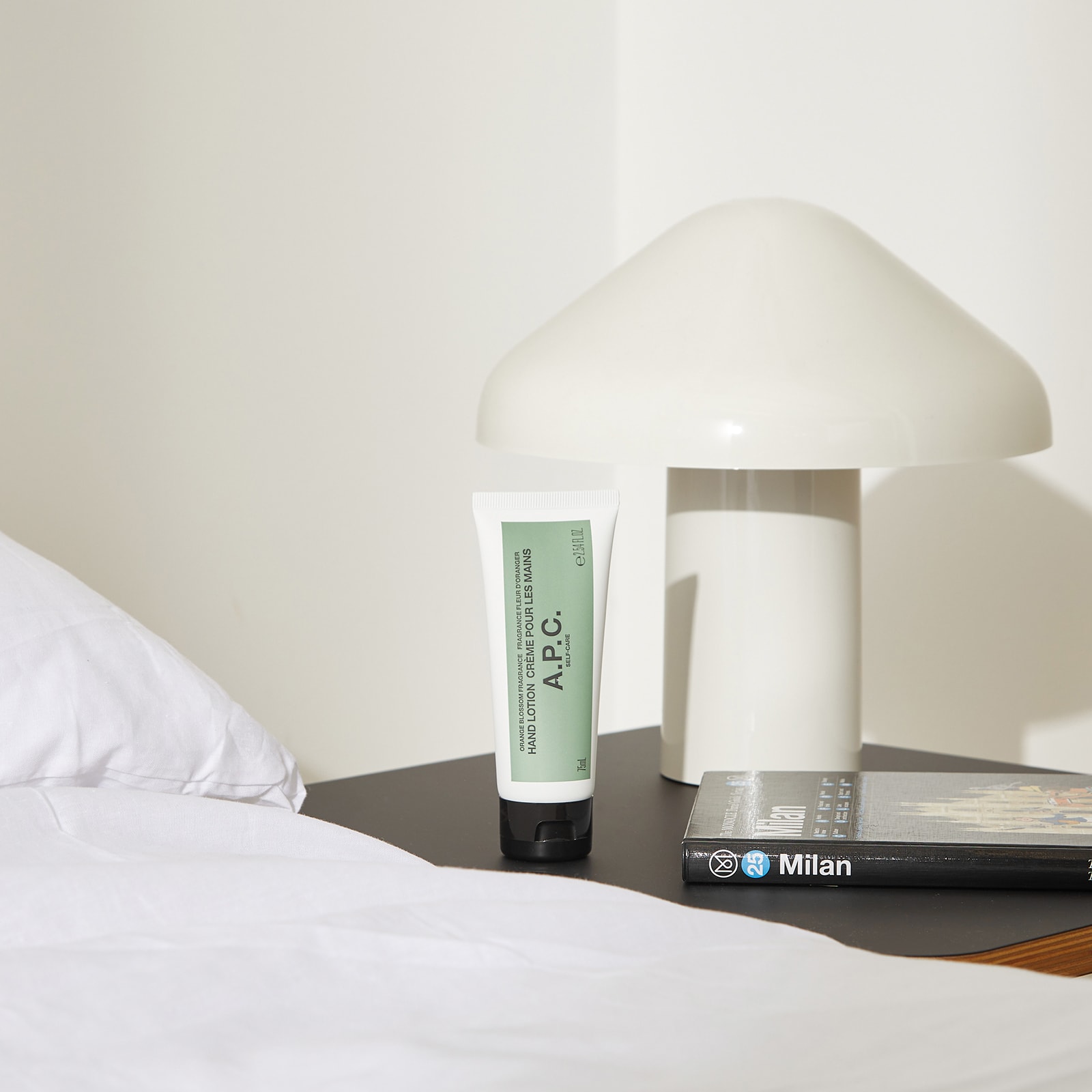 Cosmos Organic Hand Cream in White 