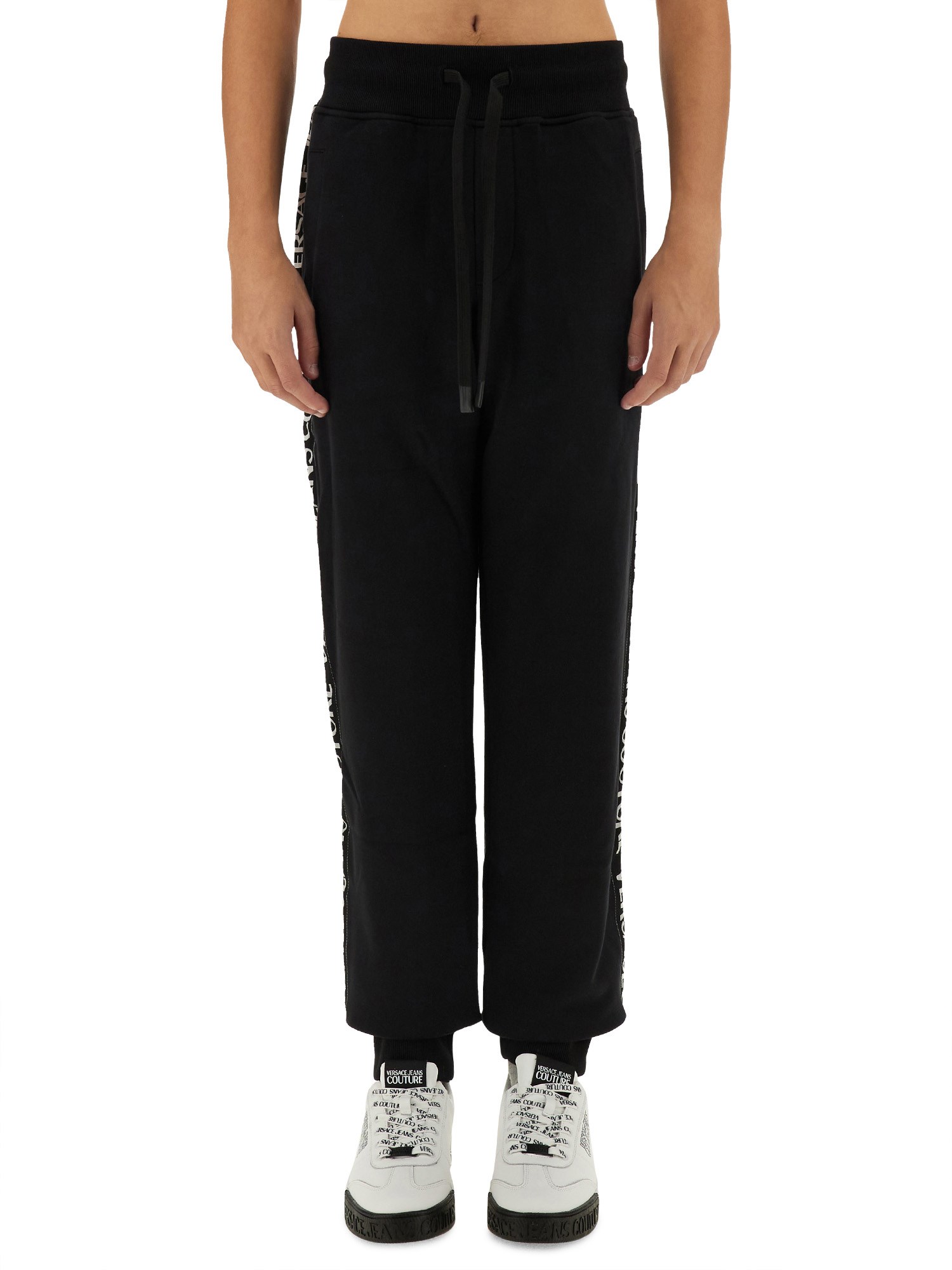 Jogging pants with logo
