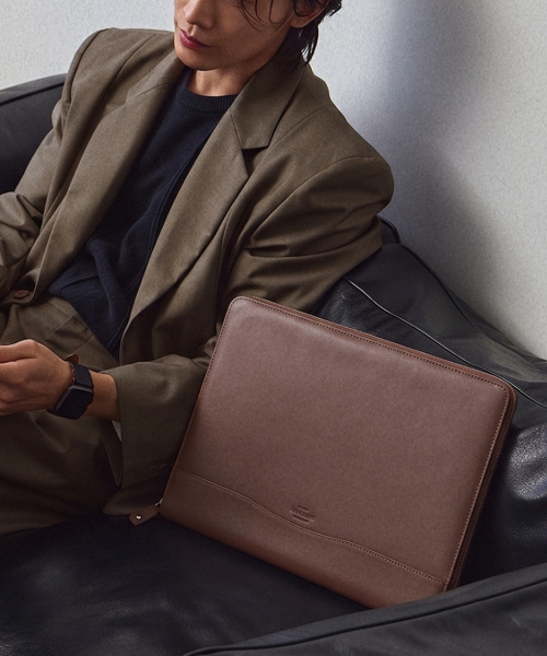 Natural leather device document A4 clutch bag brown B42931