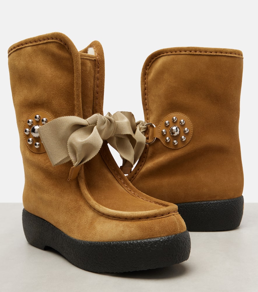 Snowish suede ankle boots