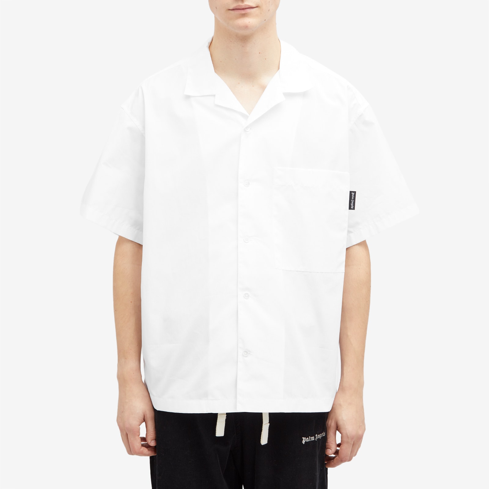 팜 엔젤스 Men's Curved Logo Vacation Shirt in White/Black PMGG00AS25FAB0040110