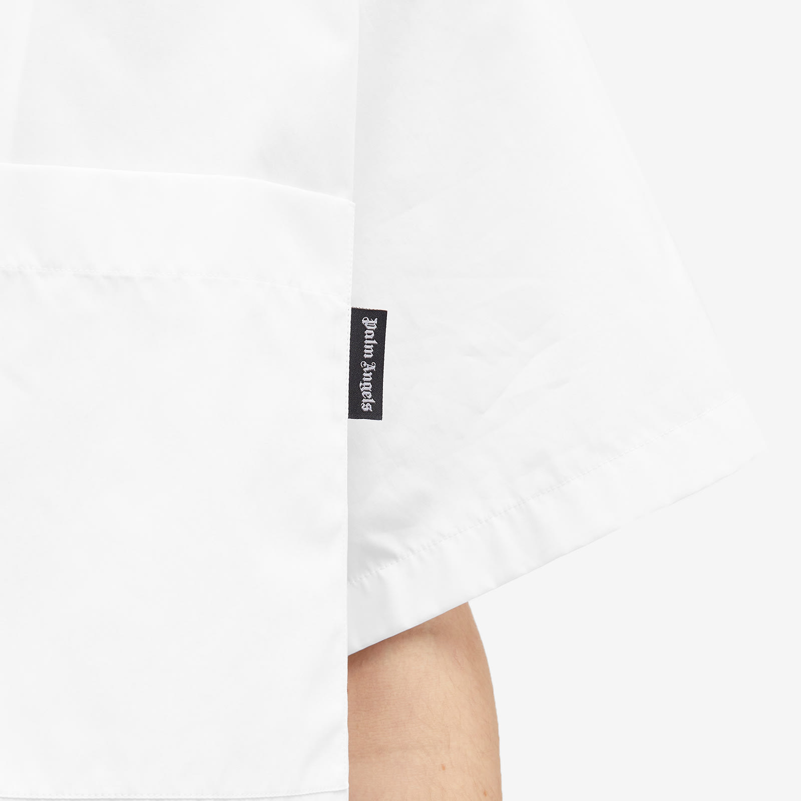 팜 엔젤스 Men's Curved Logo Vacation Shirt in White/Black PMGG00AS25FAB0040110