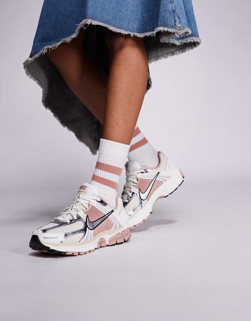 Zoom Vomero 5 sneakers in pink & white-Brown