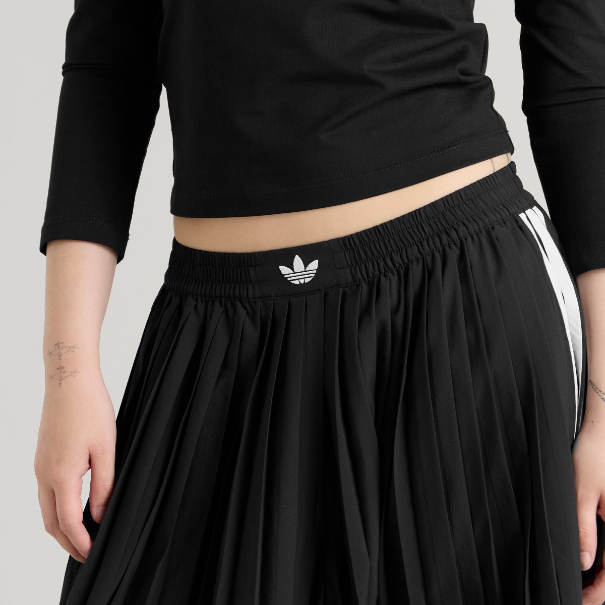 Women's Pleated Wide Leg Track Pants in Black