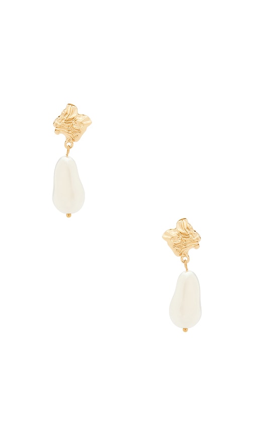 8 Other Reasons Pearl Point Earrings in Metallic Gold,White