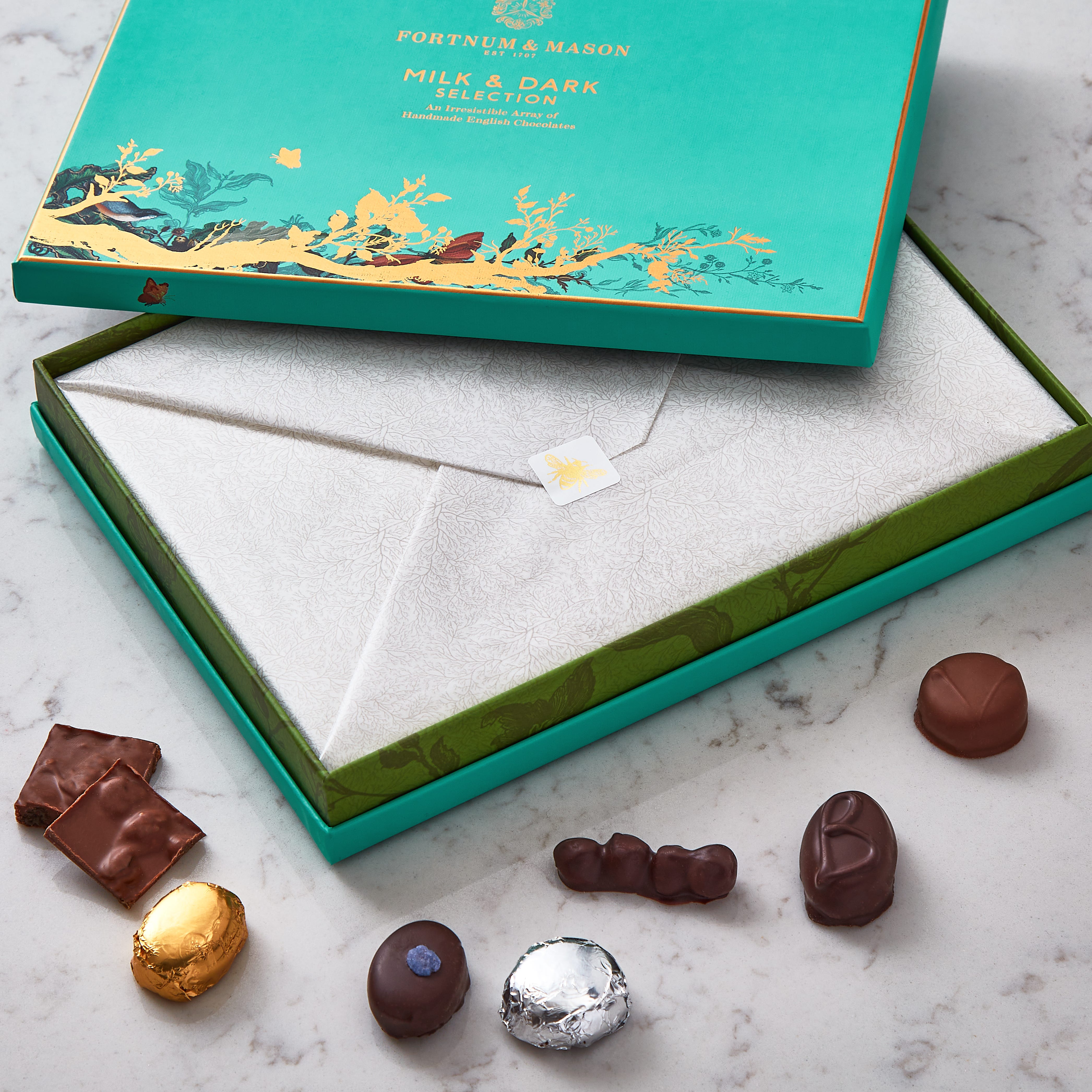 Milk & Dark Chocolate Selection Box, 470g