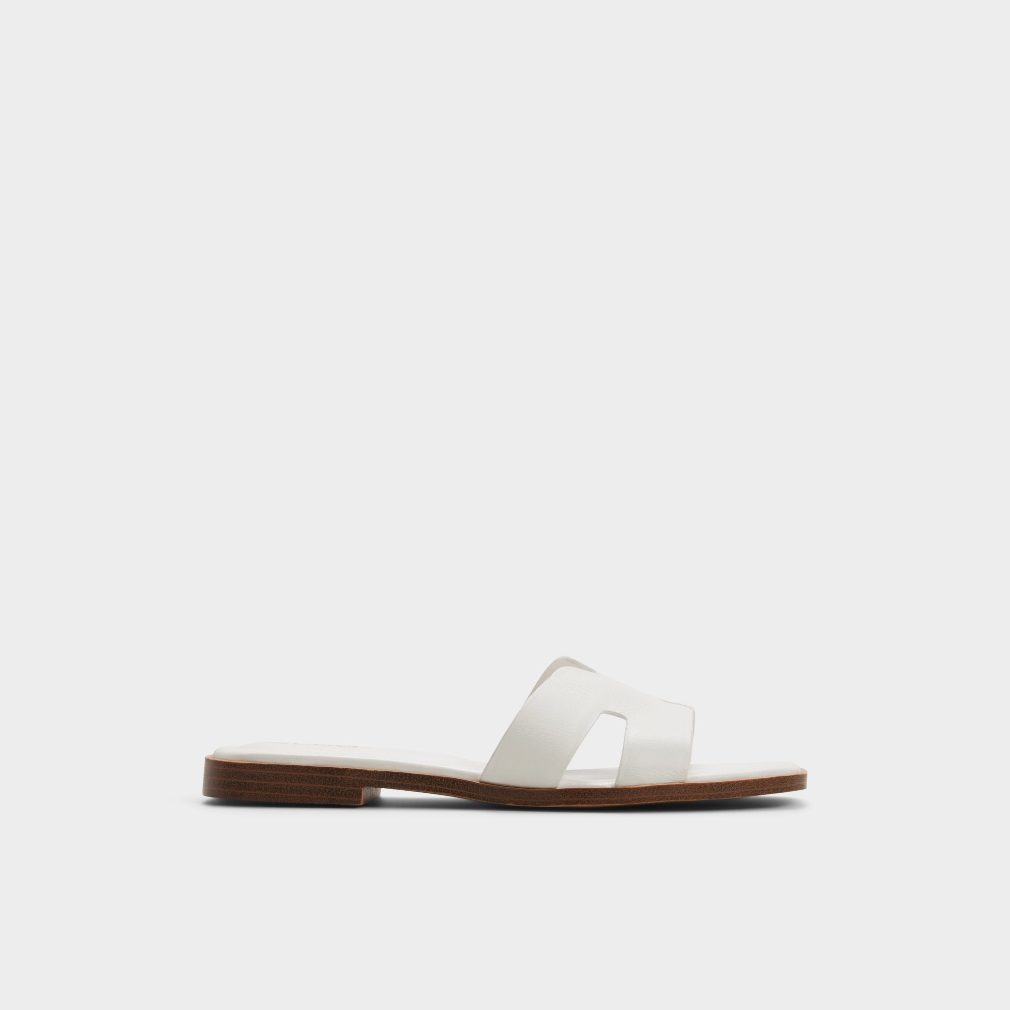 Itsandalb in White