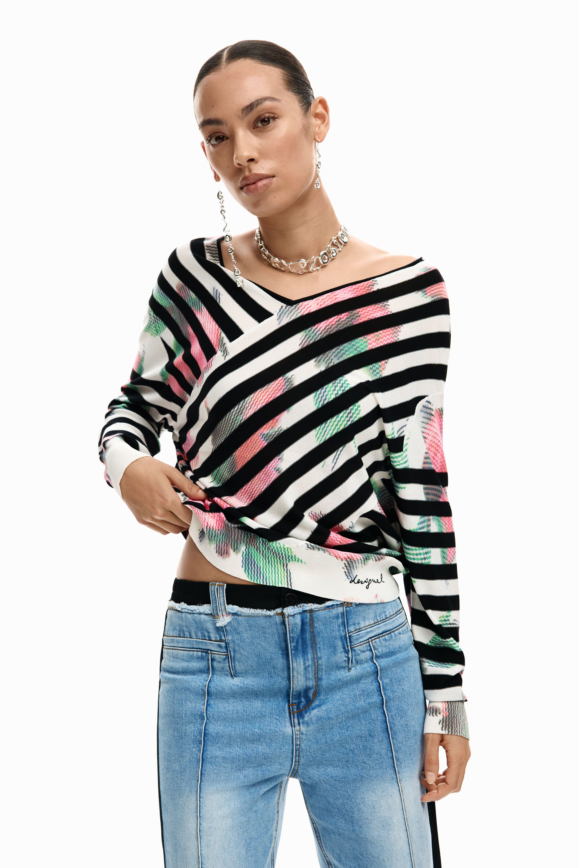 Fine crossover sweater