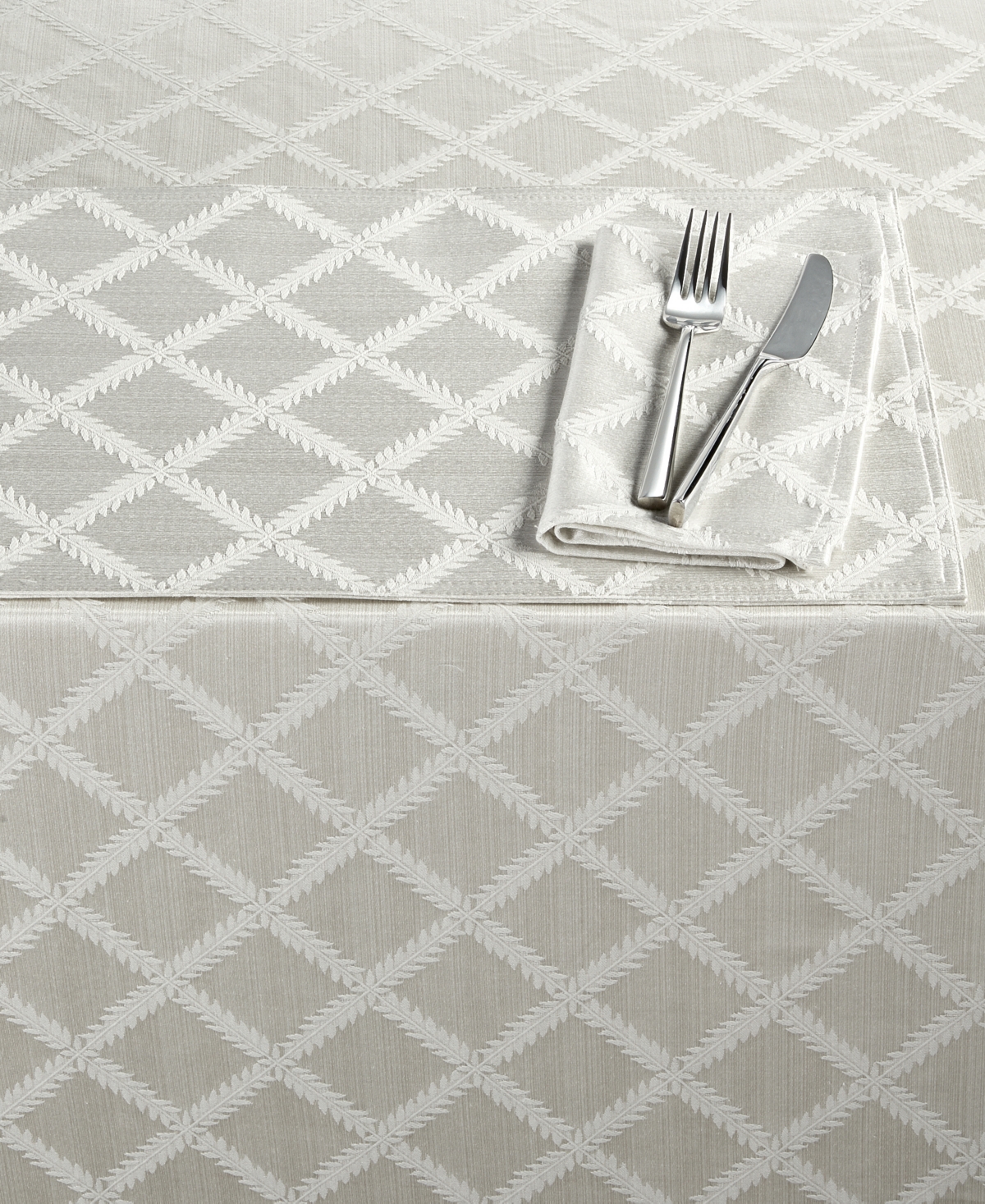 "Laurel Leaf 70"" x 104"" Oval Tablecloth - Platinum"