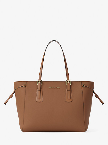 마이클코어스 여성 Voyager Large Saffiano Leather Tote Bag 35R6GV6T7L