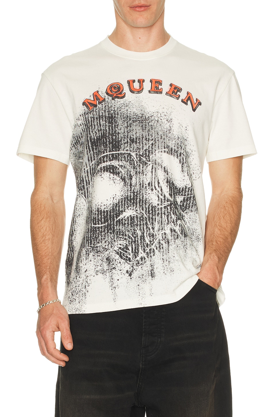 McQueen Spray Skull Print Tee Shirt in White & Black - White. L also in XL/1X, XXL/2X