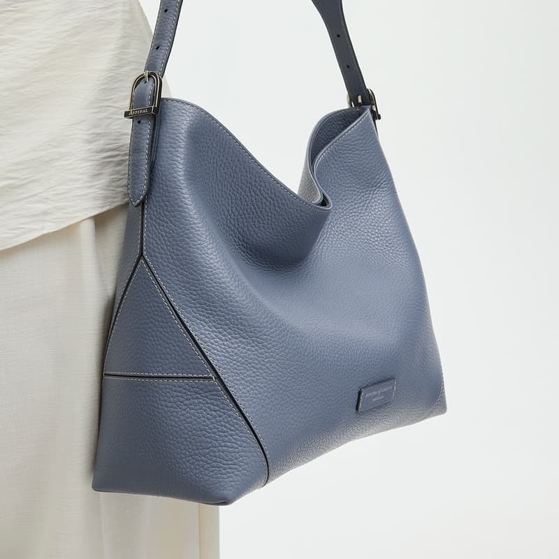 Hobo Bag in Heritage Blue Pebble