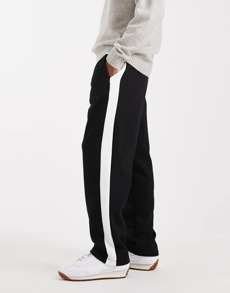 Loose fit sweat pants in black with side stripe