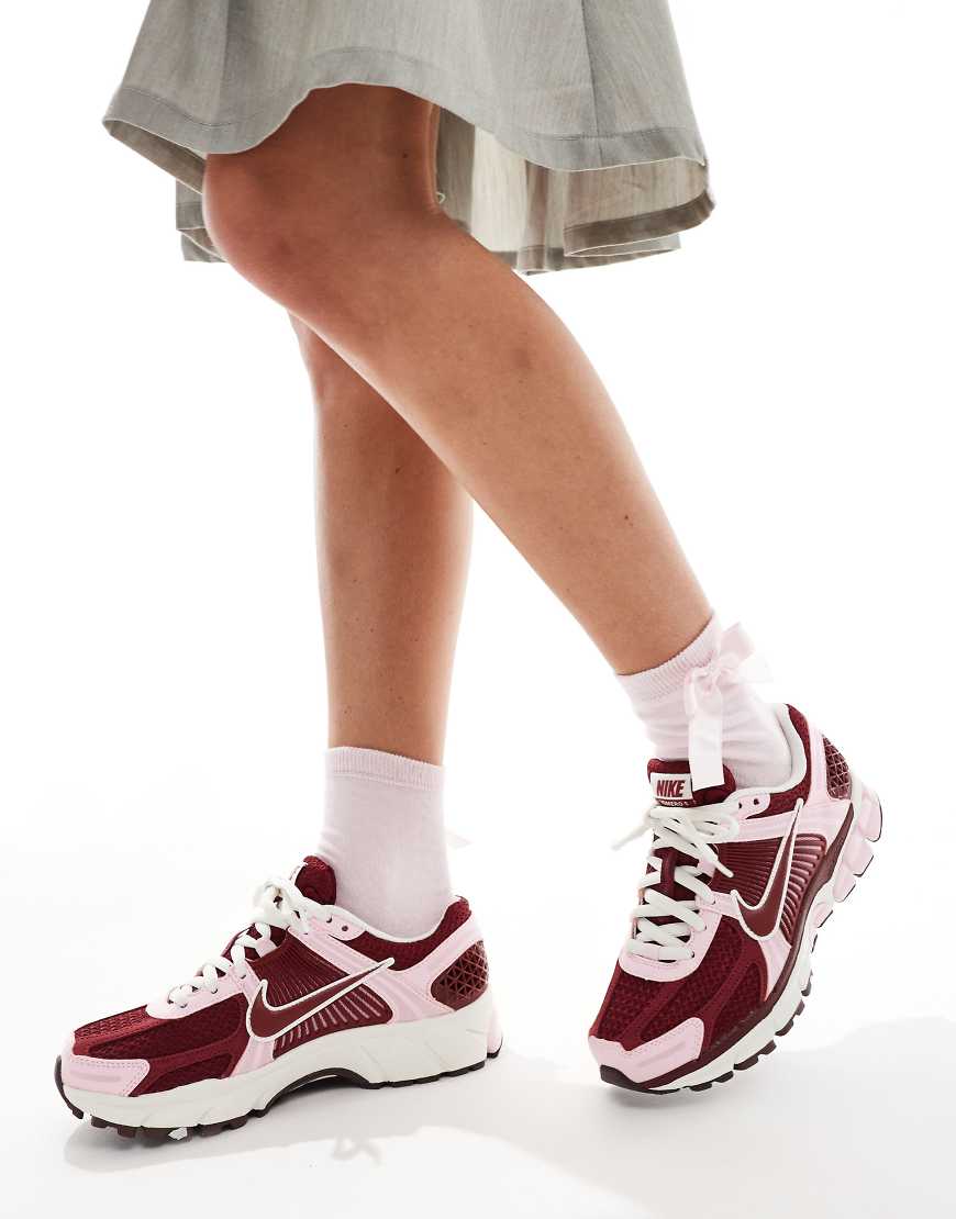 Zoom Vomero 5 sneakers in pink and red