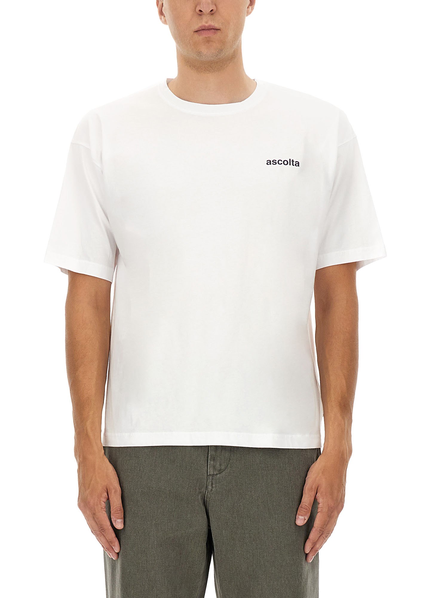 T-shirt with "listen" print