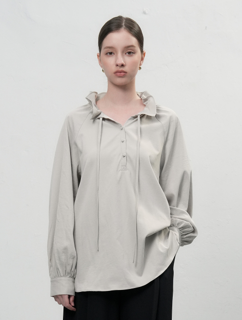 Loose-fit frill collar blouse / WBE3L03504