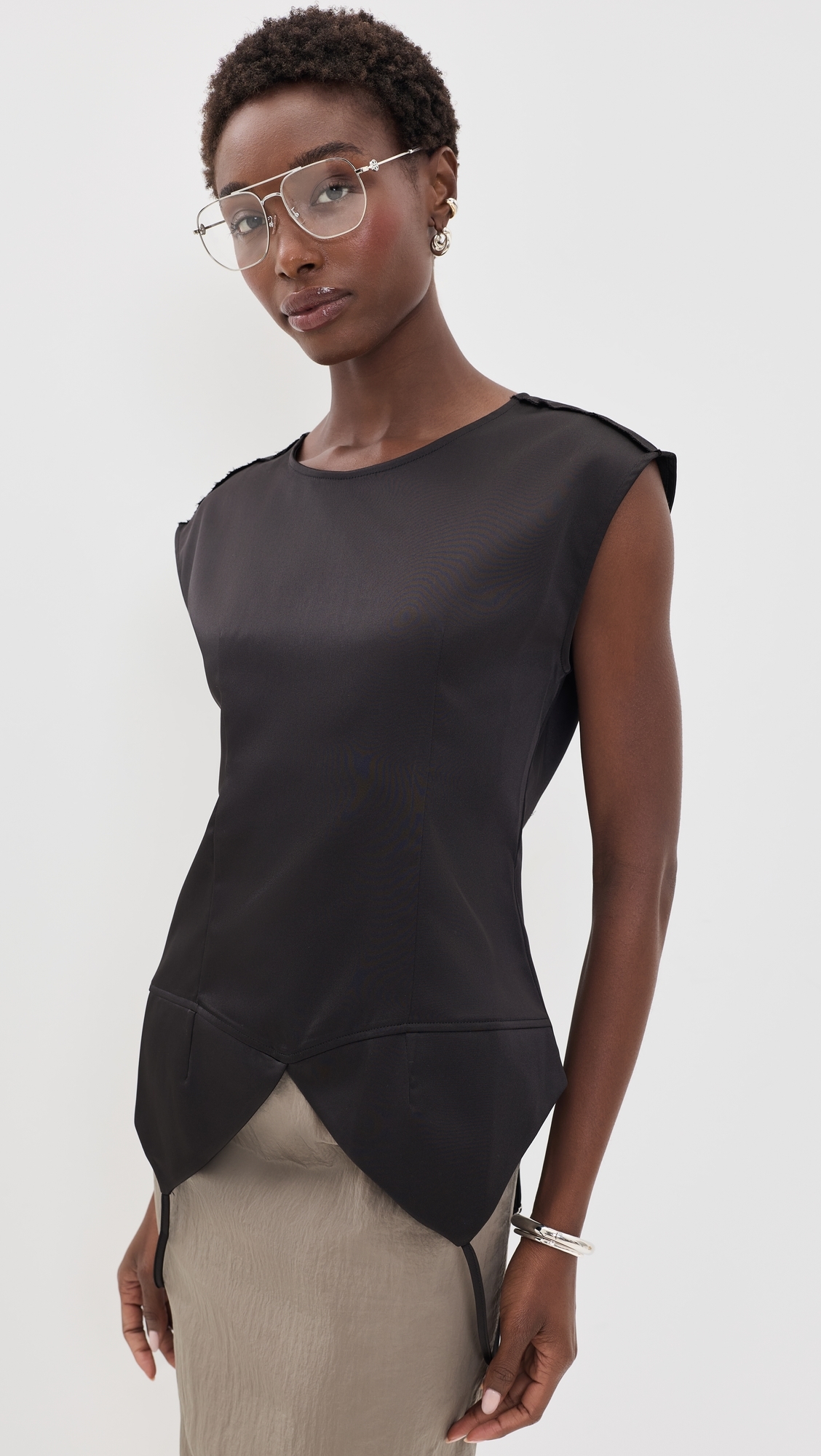 Sleeveless Satin Top with Bottom V Slit Nero
