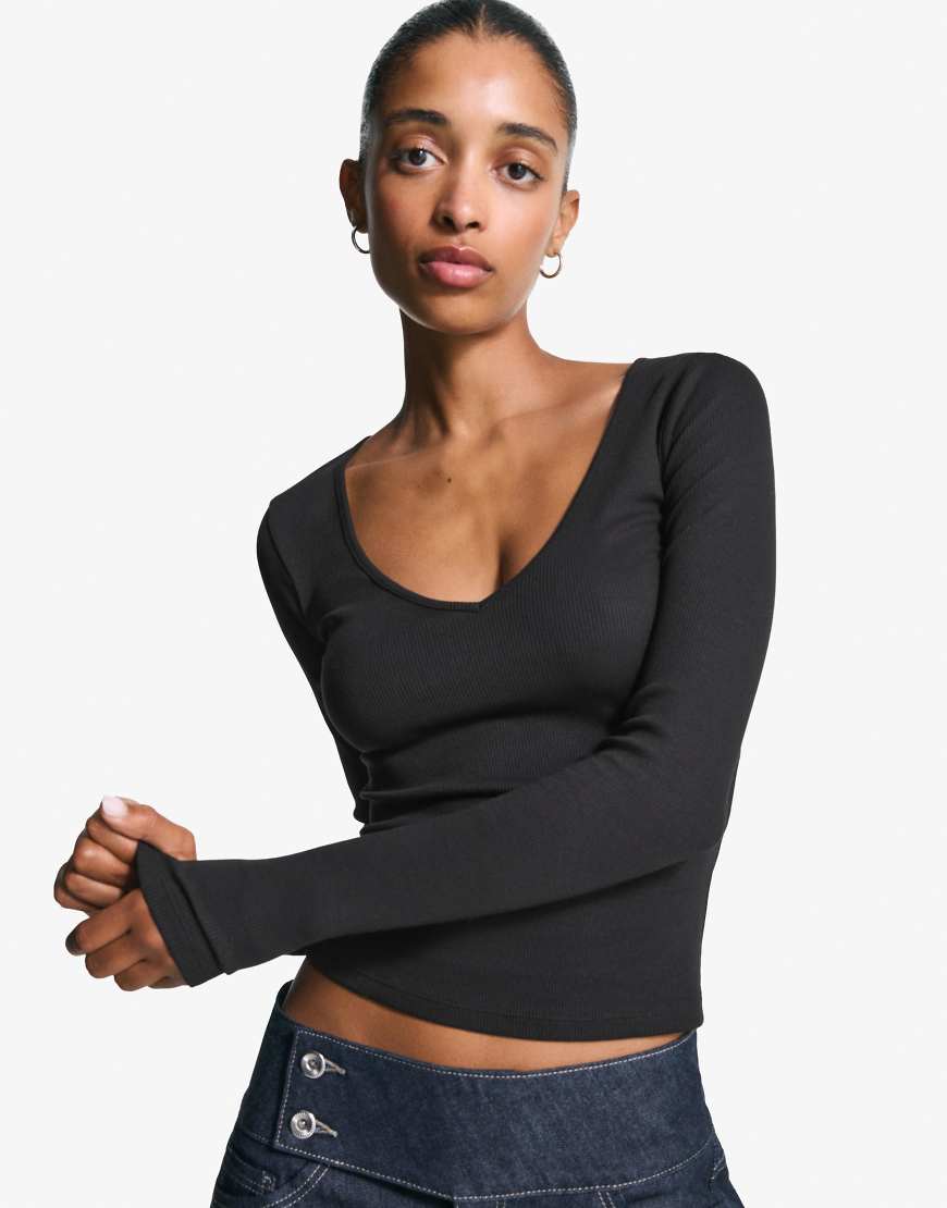Long sleeve v-neck t-shirt in black
