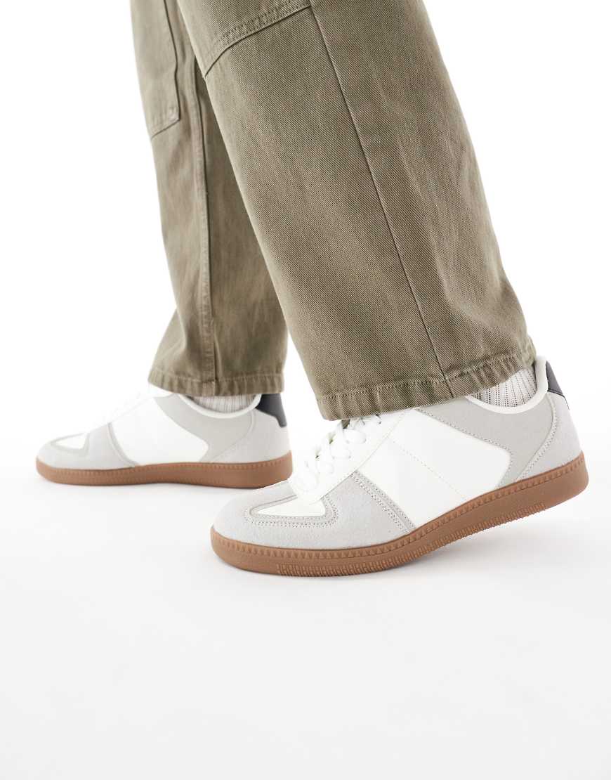 Retro sneakers in white with gum sole