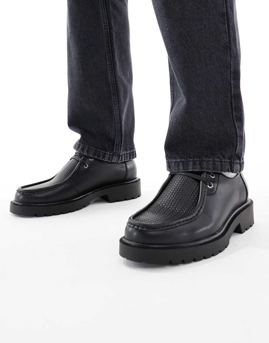 Lace up apron shoes in black texture