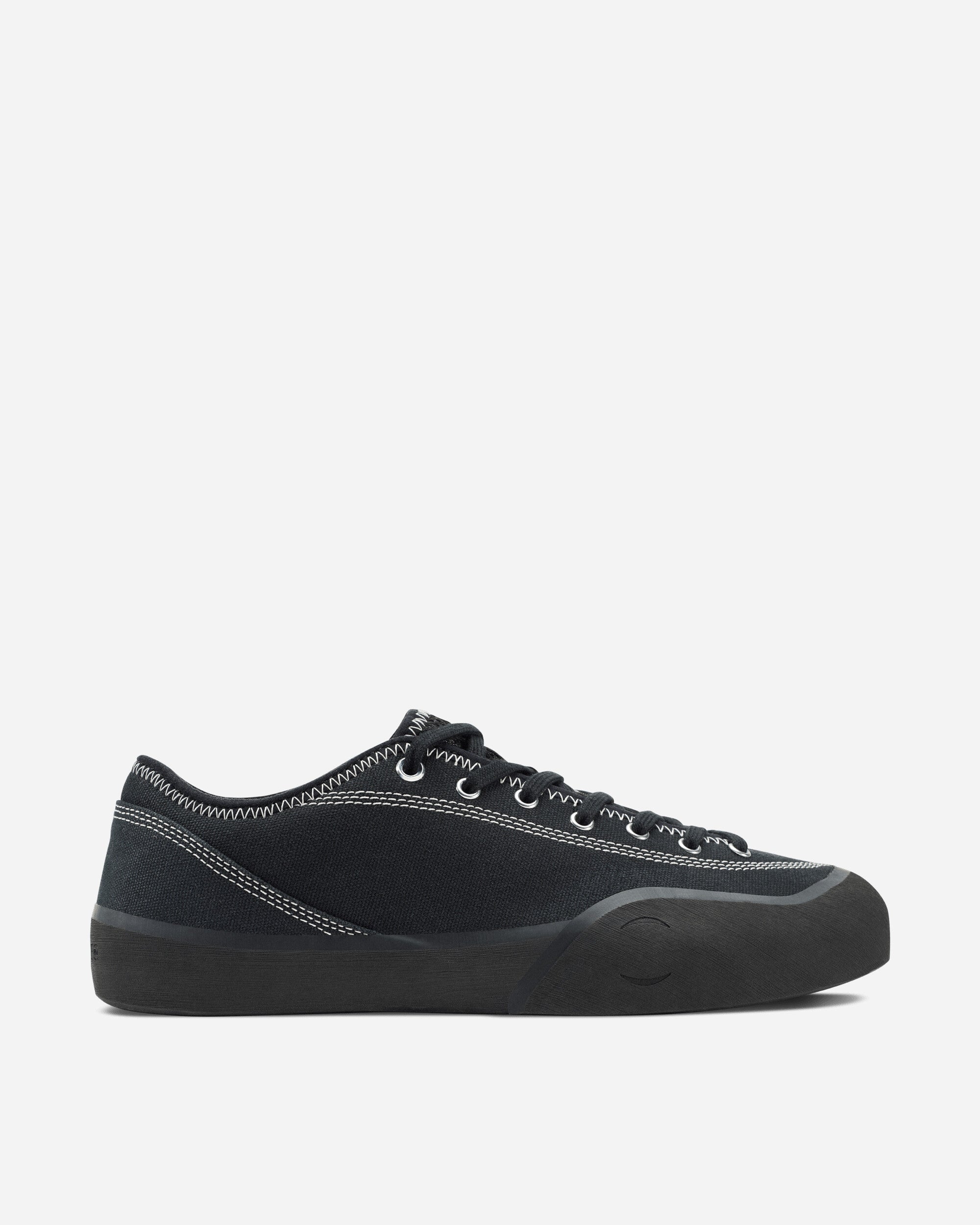 1. Sneakers Black