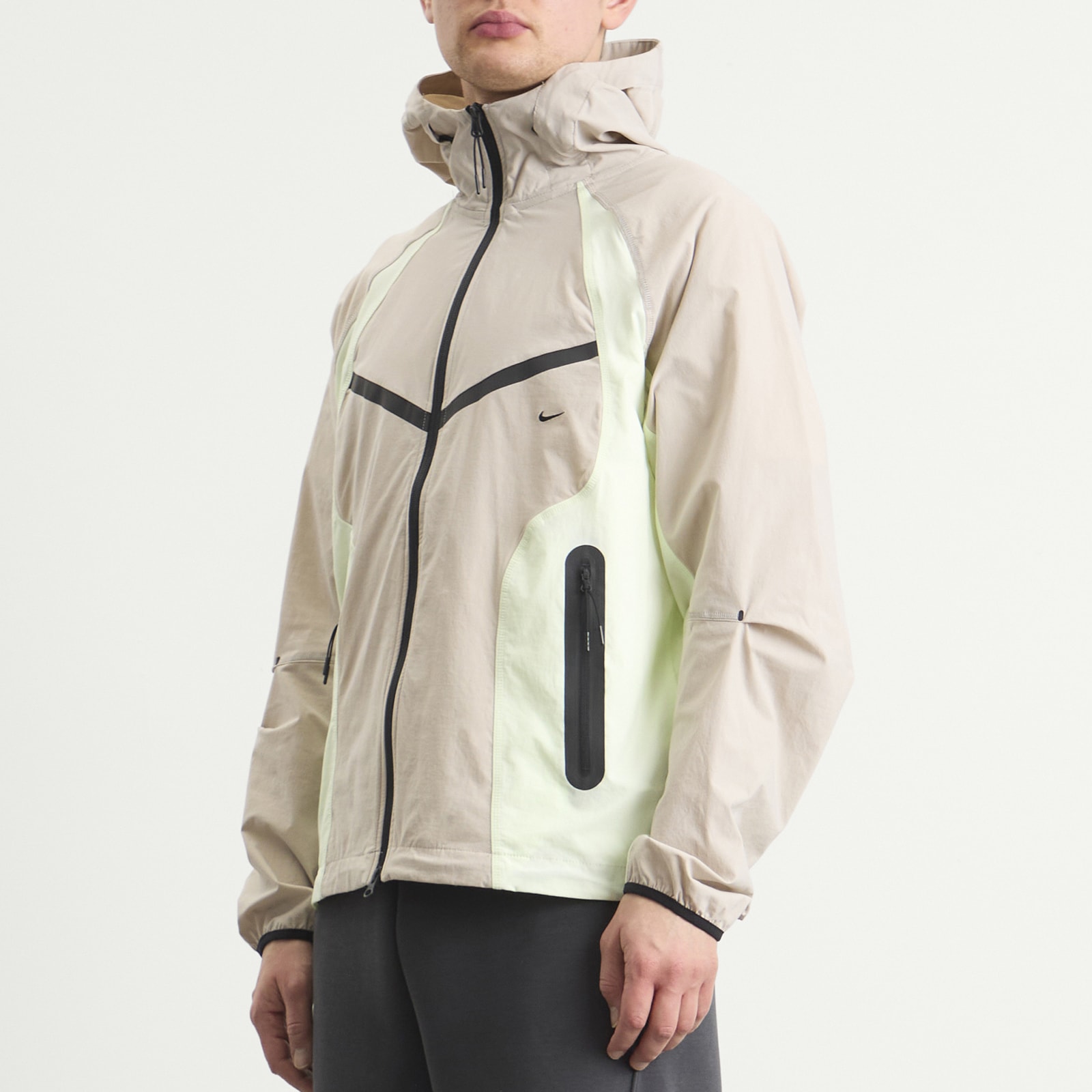 Men's Tech Woven Pro Oversized Jacket in Cream/Volt Tint/Black