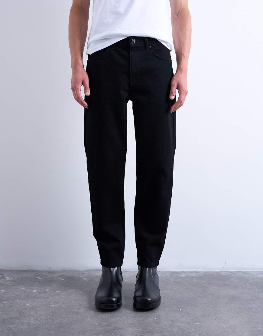 Rigid taper jean in black
