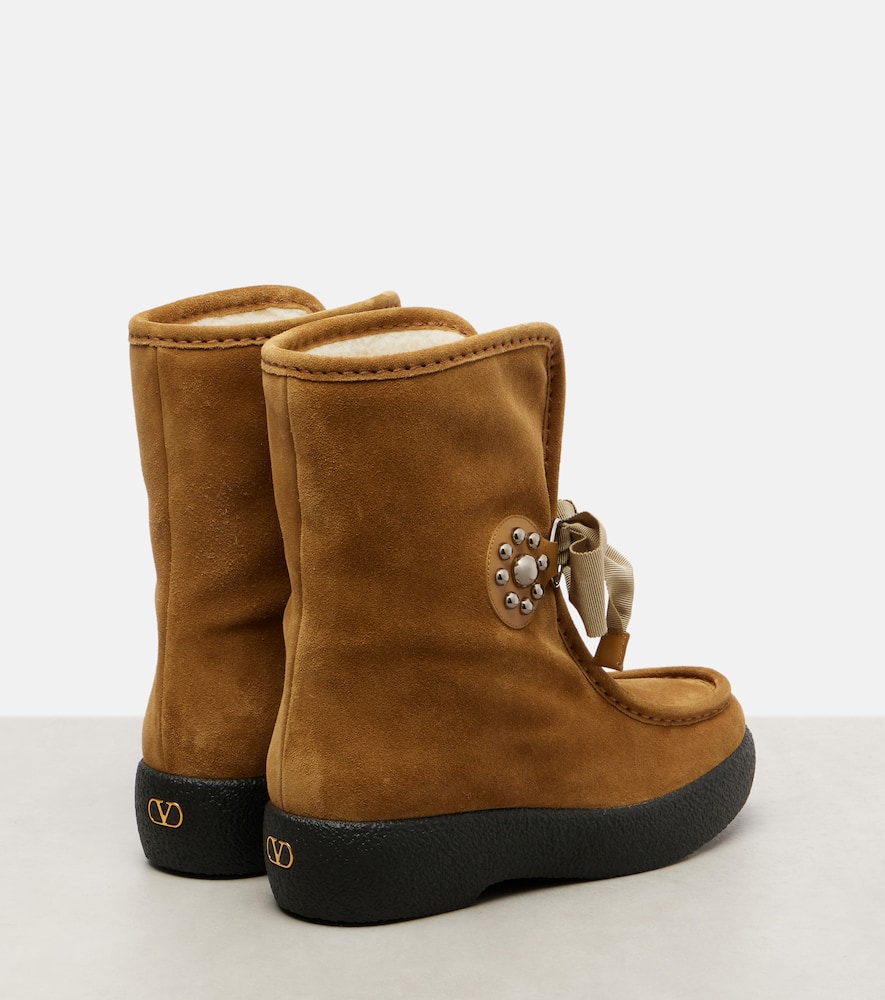 Snowish suede ankle boots