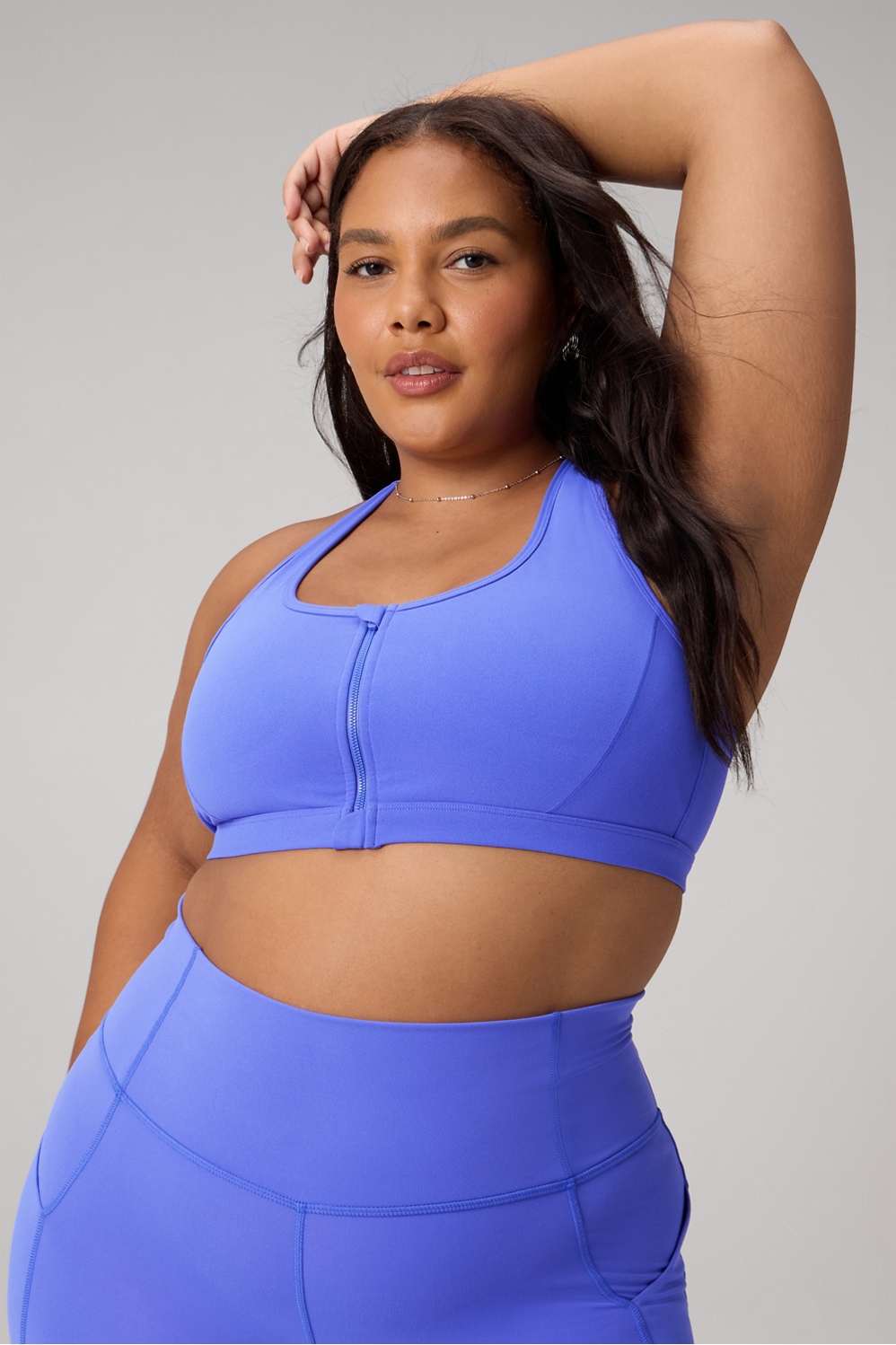 Fabletics Women's Essential Front Zip Sports Bra + Cosy Fleece Go-To Joggers 2-Piece Outfit Blauw/Gray One Fits Most