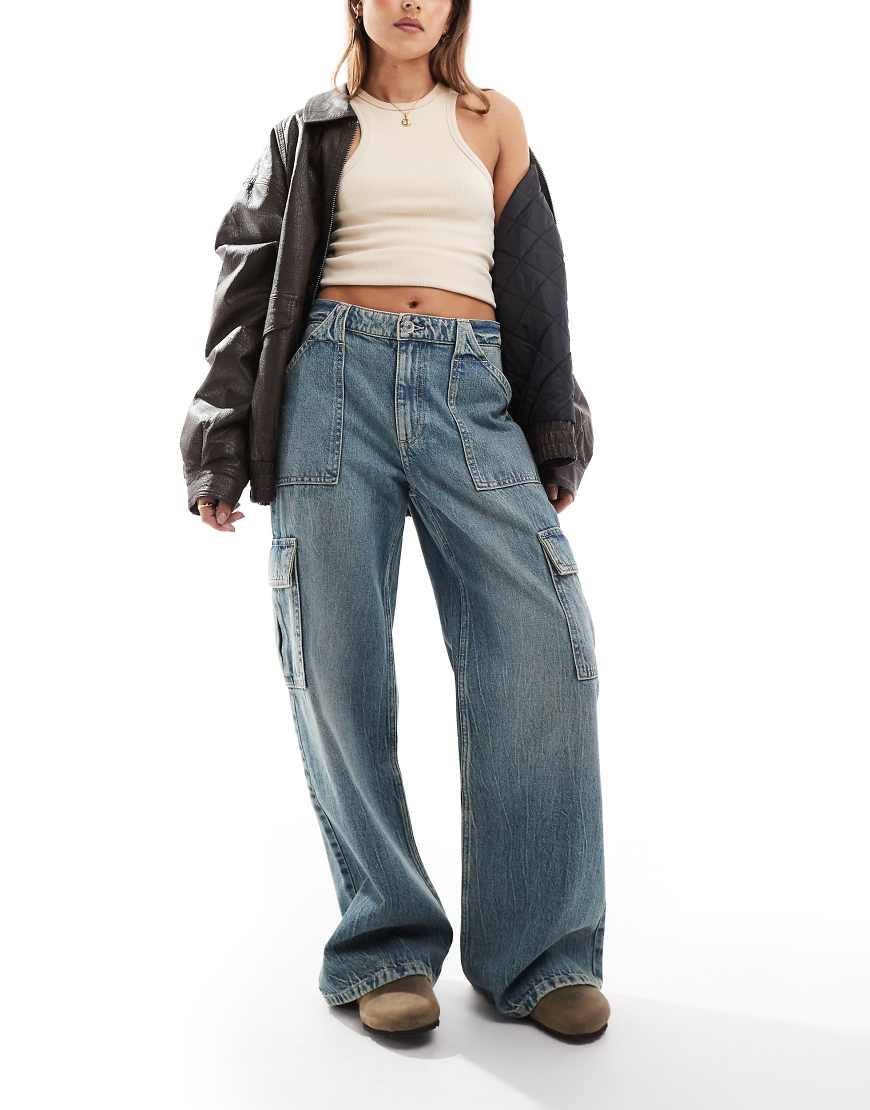 Relaxed cargo jean in mid blue