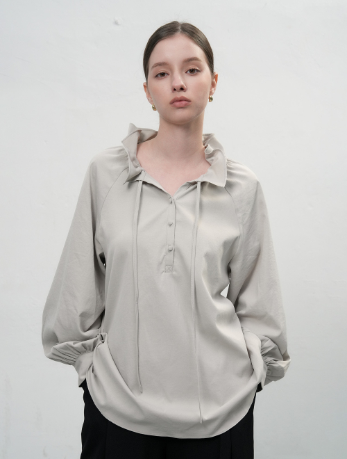 Loose-fit frill collar blouse / WBE3L03504