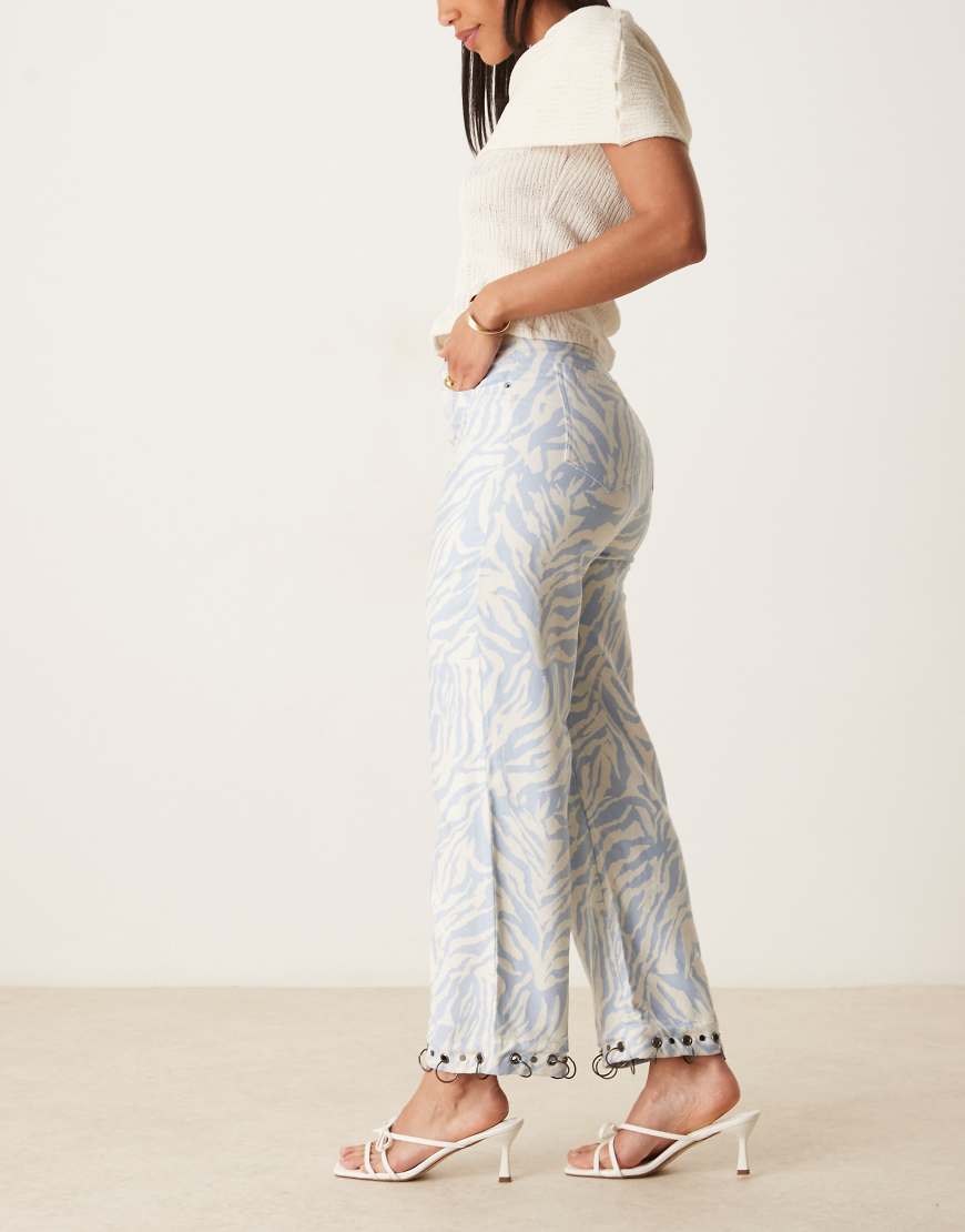 Pants with contrast detail in blue zebra print