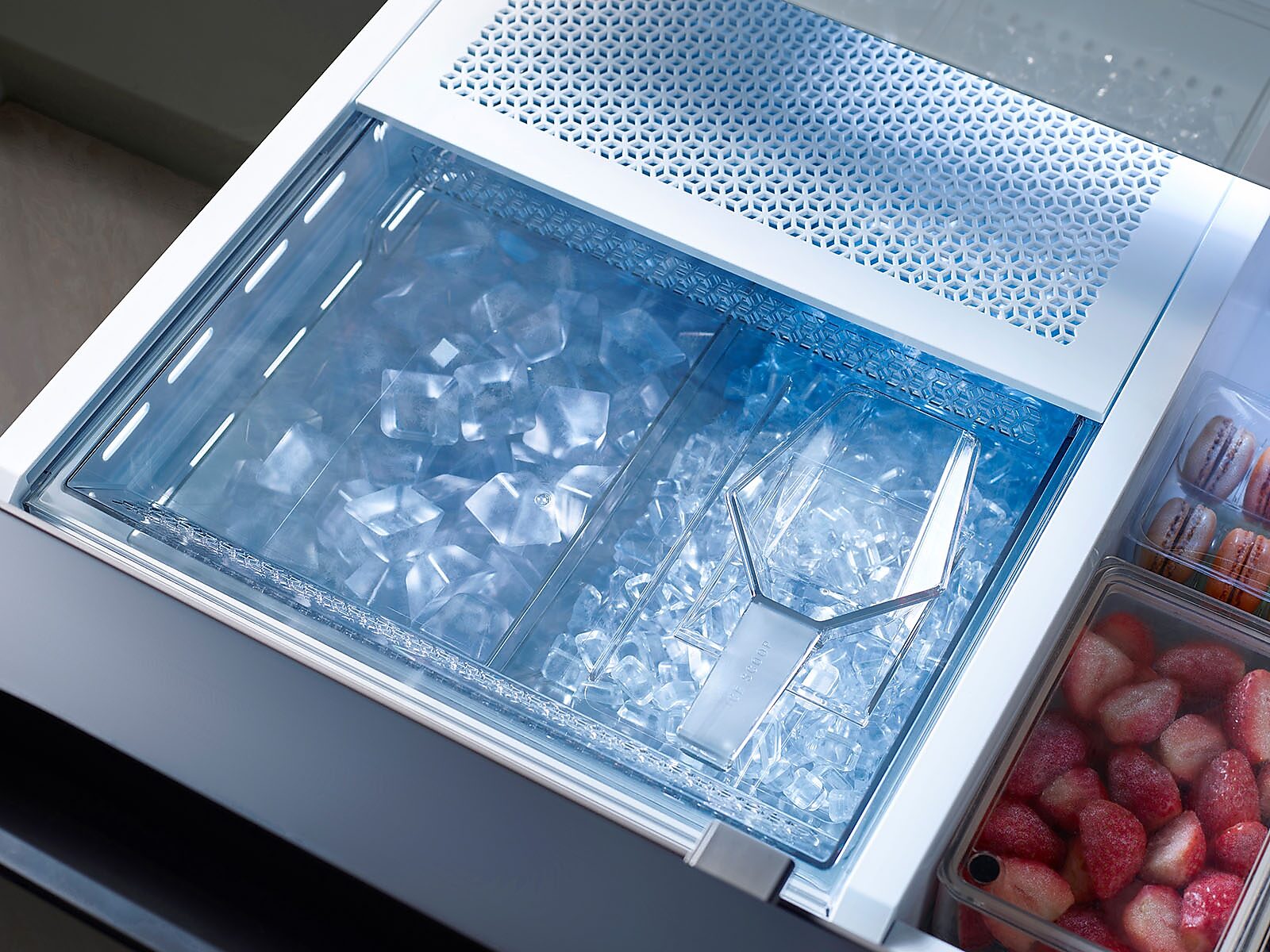 Bespoke 3-Door French Door Refrigerator (30 cu. ft.) with AutoFill Water Pitcher in Stainless Steel(RF30BB6200QLAA)