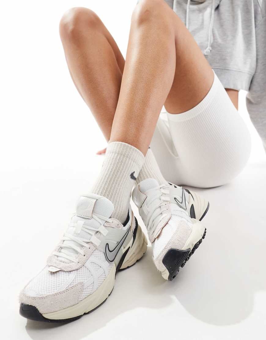 V2K Run sneakers in white and silver