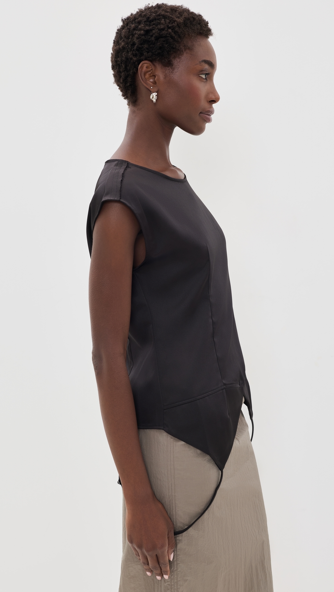 Sleeveless Satin Top with Bottom V Slit Nero