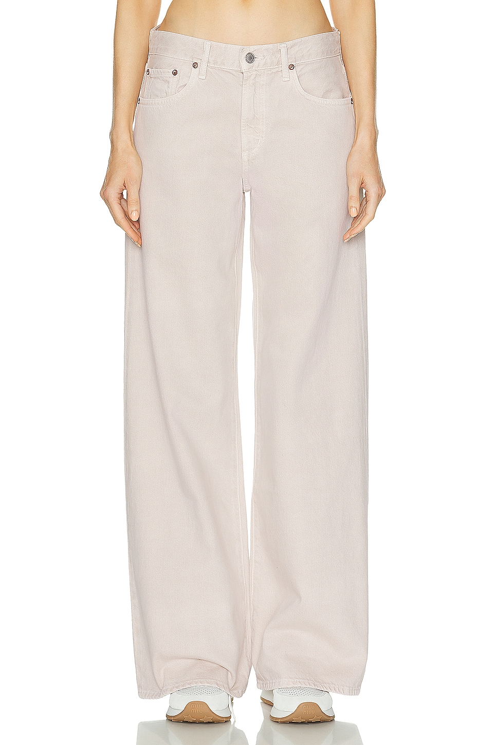 AGOLDE Clara Low Rise Baggy Flare Jeans in Tusk - Light Grey. 34 also in