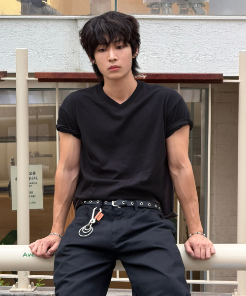 Cropped V-neck short-sleeve t-shirt