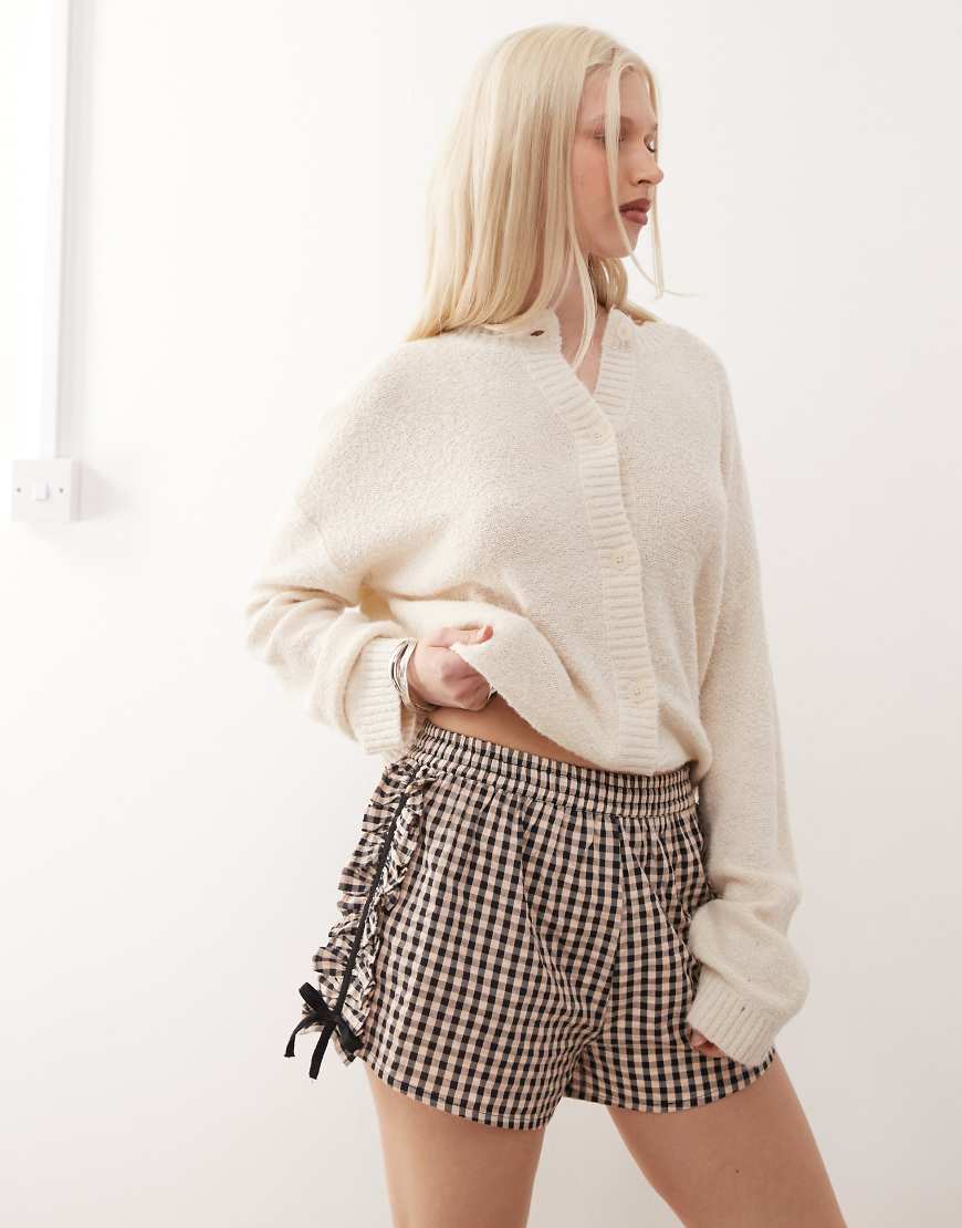 Frill side shorts in gingham-Black