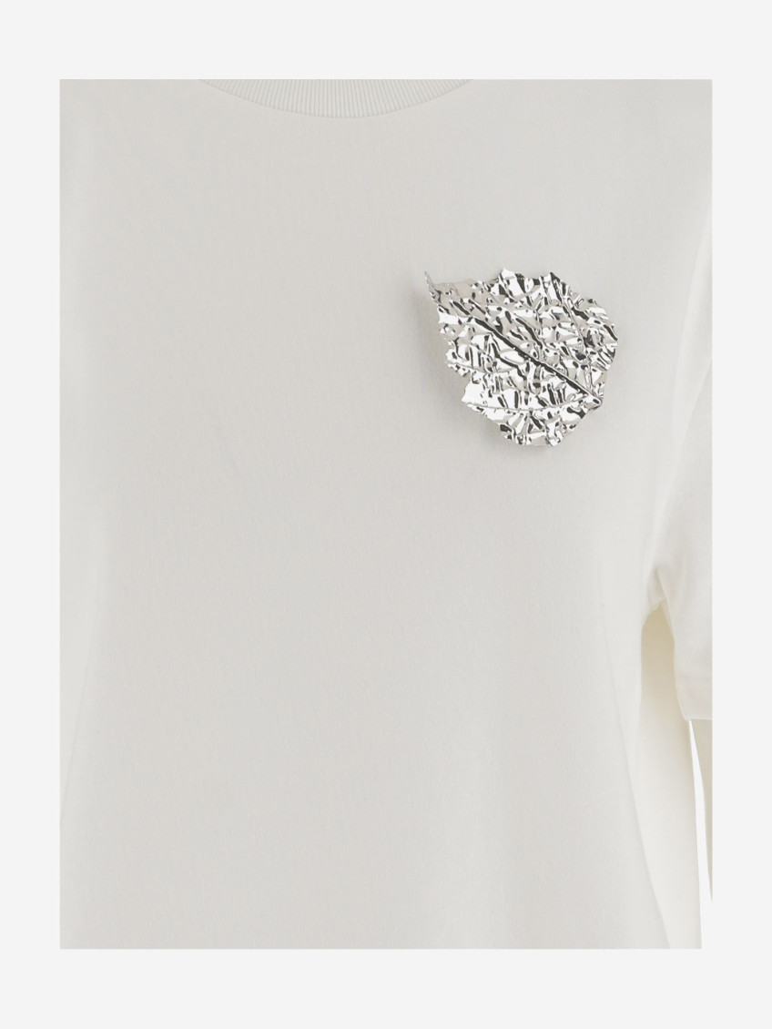 Cotton T-shirt With Leaf Brooch