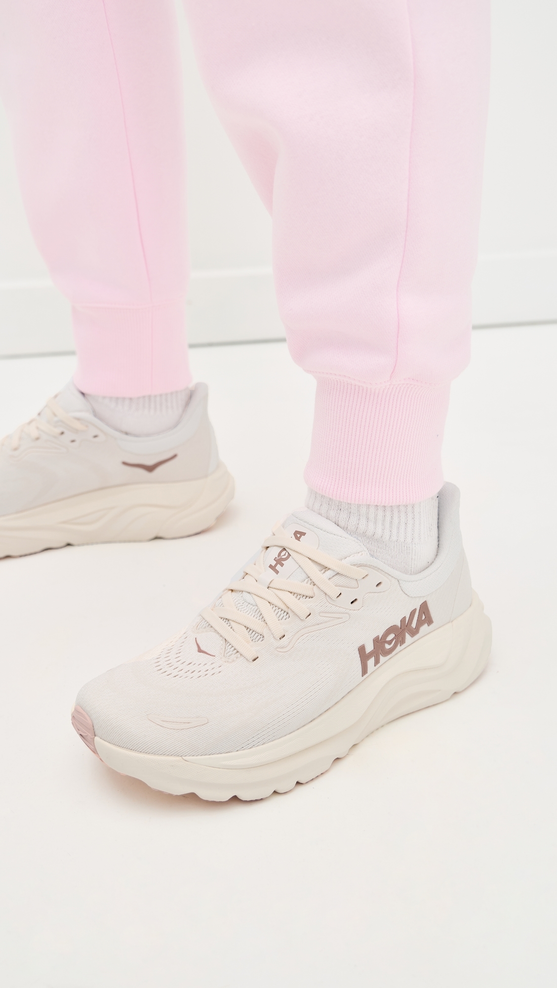Arahi 8 Sneakers Alabaster/Rose Gold