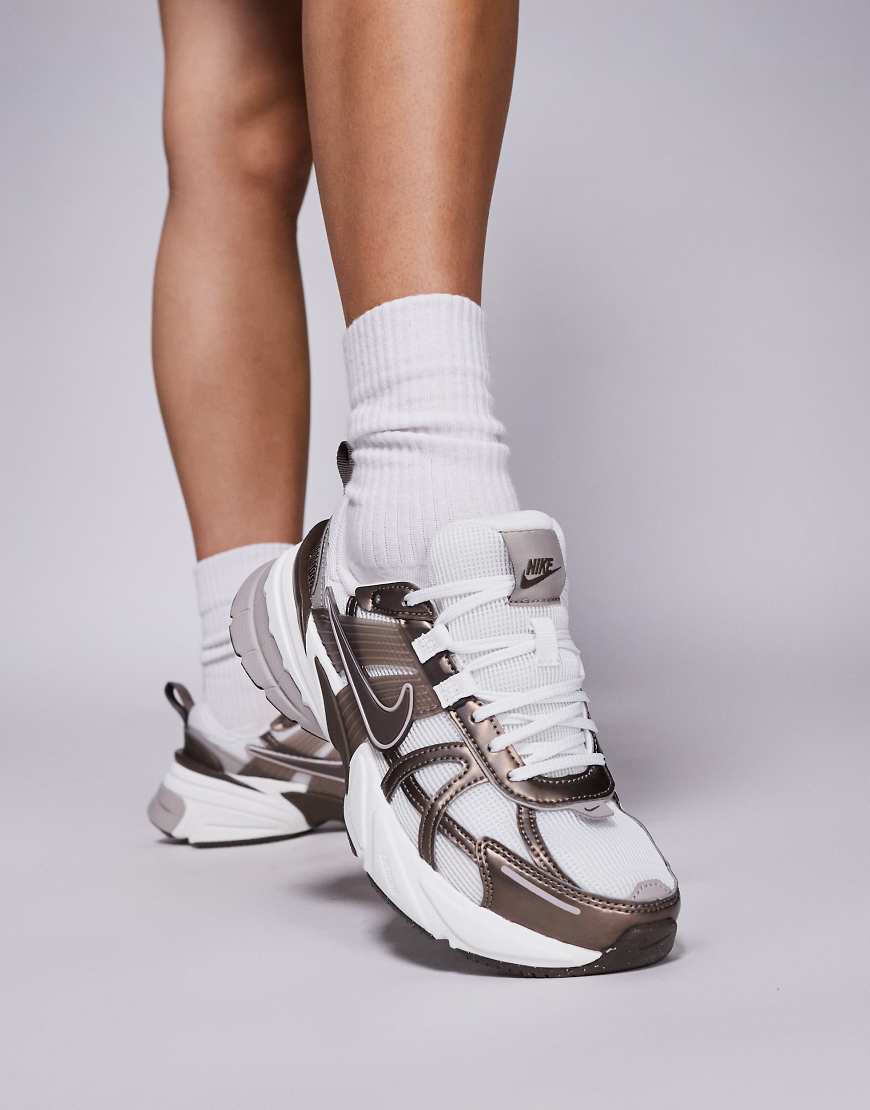 V2K Run sneakers in white and dark gray