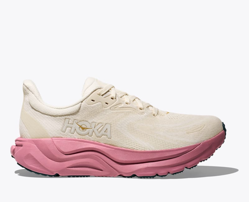 HOKA Women's Arahi 8 Shoes in Alabaster/Lingonberry