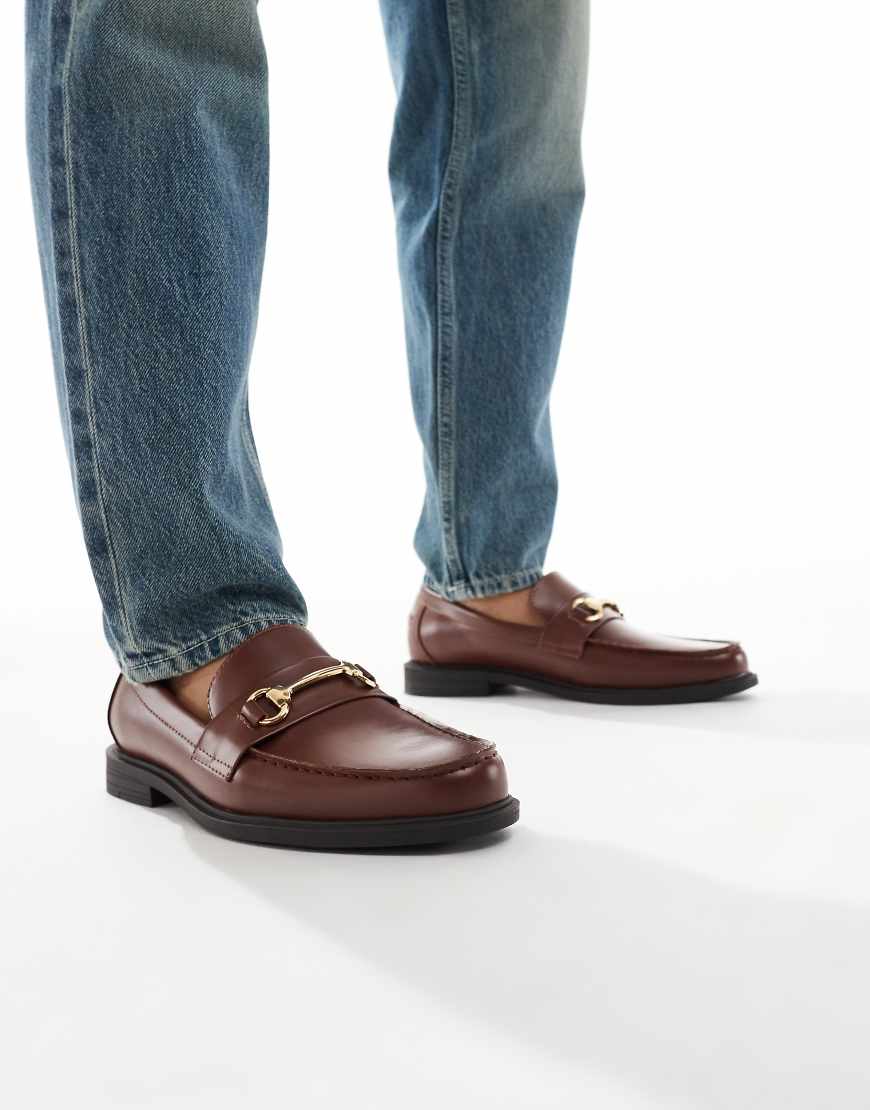 Penny loafers in brown with gold snaffle