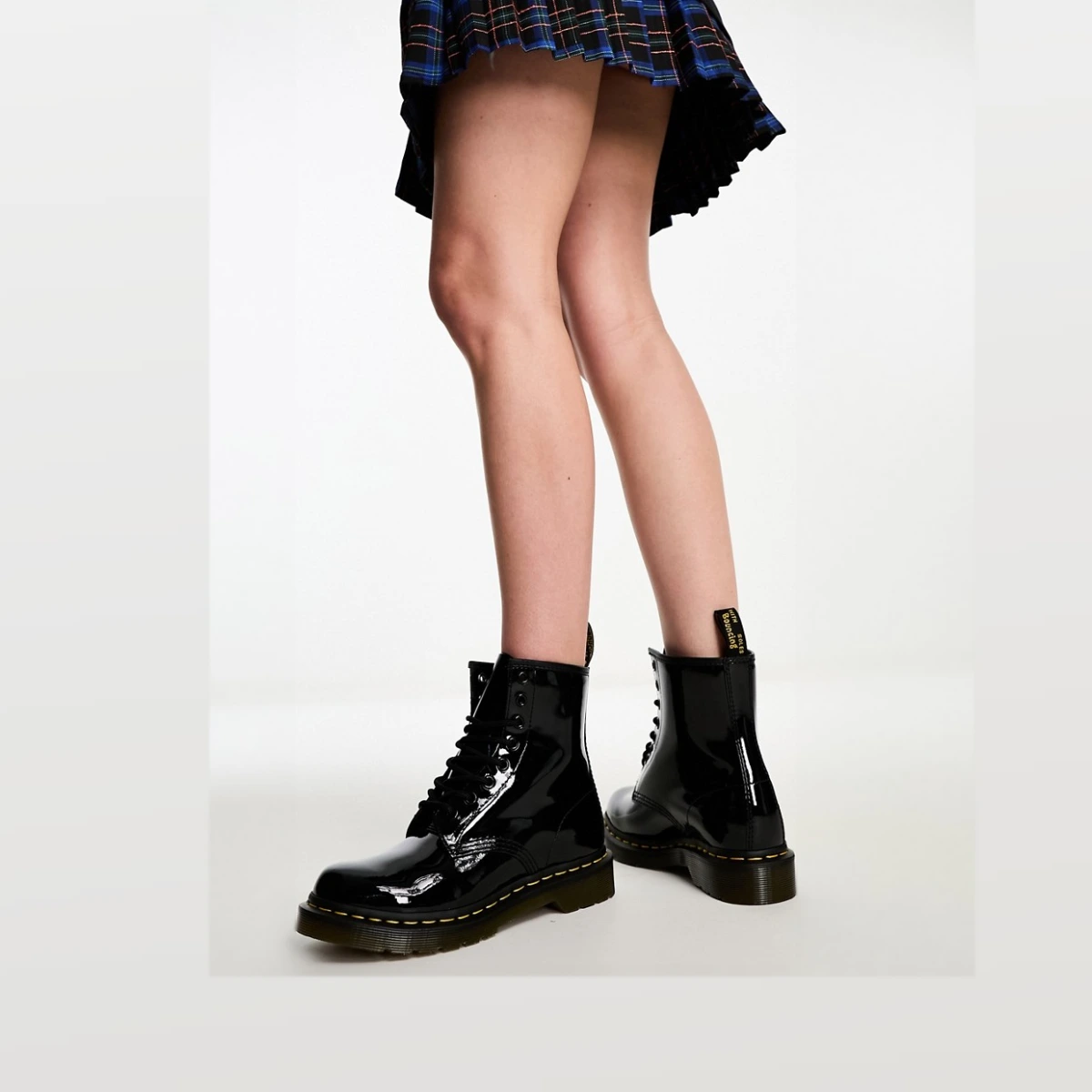 1460 8 eye boots in black patent leather