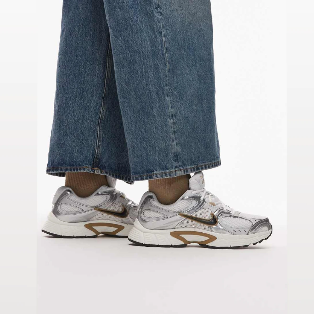 V5 RNR sneakers in silver and light brown