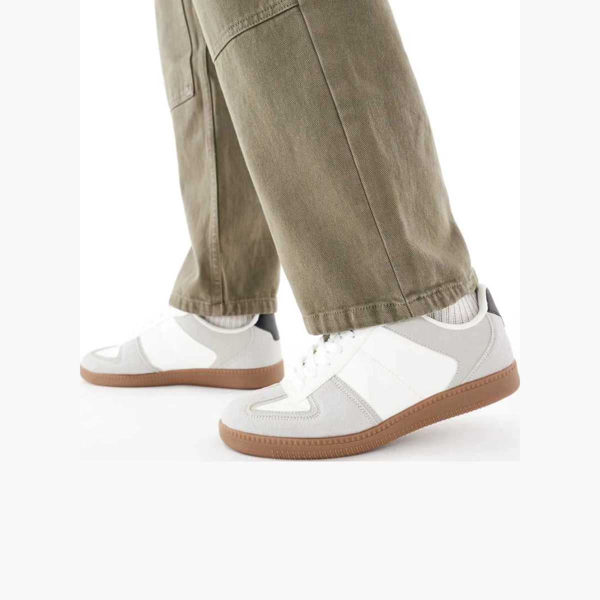 Retro sneakers in white with gum sole