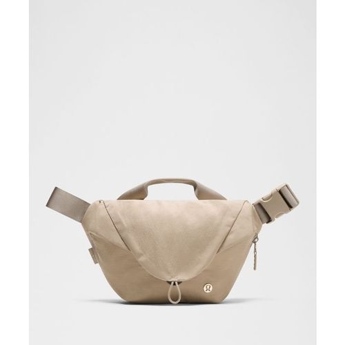 Lululemon – Curved Crossbody Bag 3L – Color Khaki