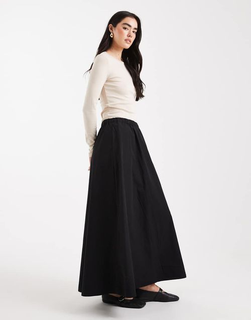 Volume maxi skirt in black